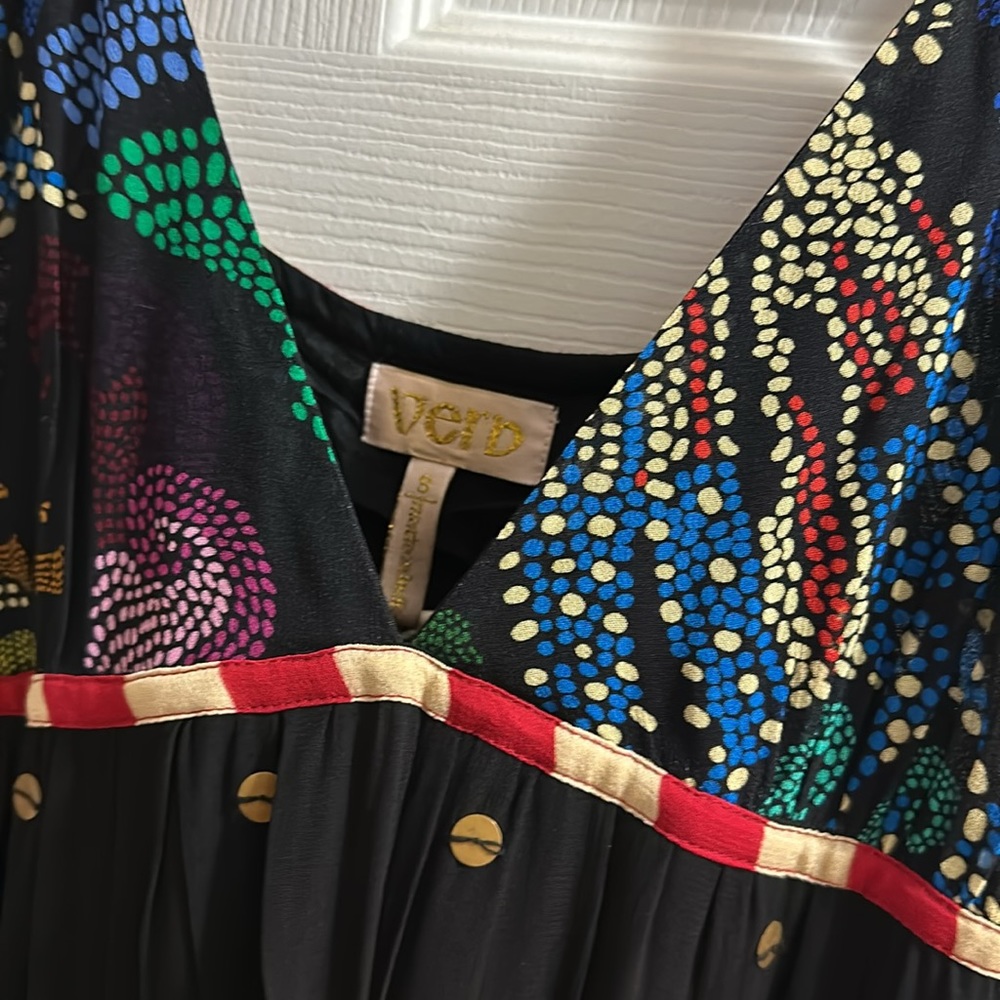 Stunning VERB dress with added sequins and a beautiful arty design - Picture 2 of 7